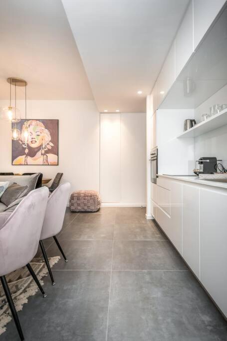 Modern And Design 1 Bd Apt Close To The Beach Тель-Авив Экстерьер фото